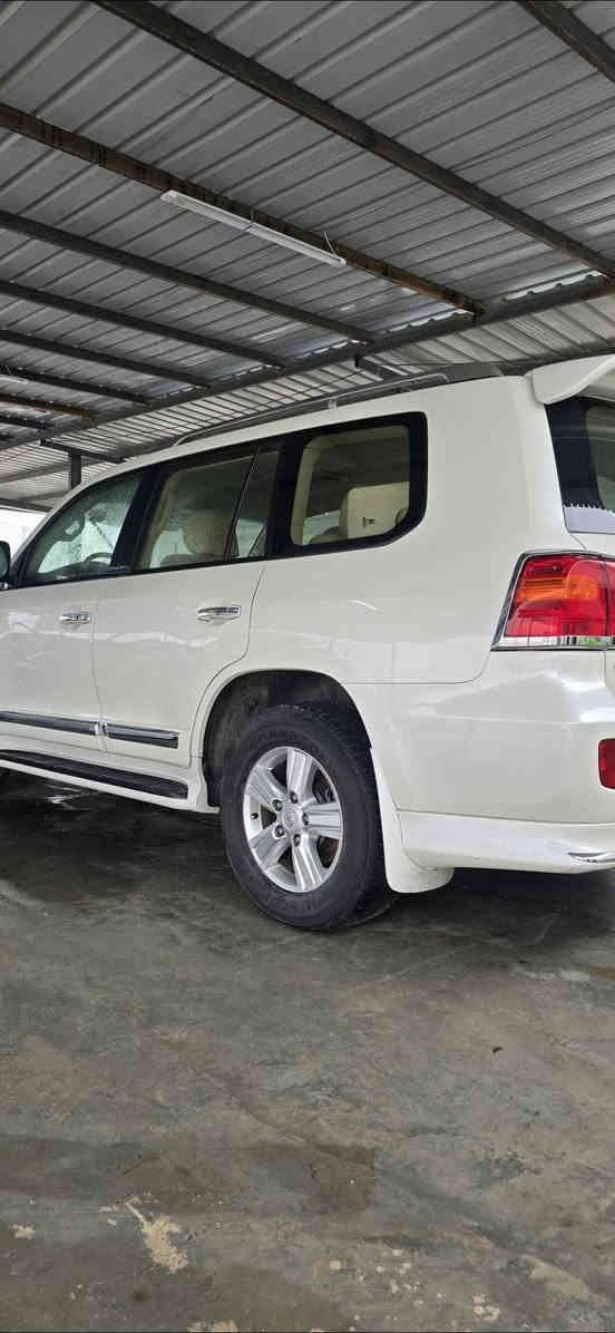 للبيع او المراوس حسب القناعة
لاندكروز 2015 بريم اصل 
بيه سونار بالمنشور 
ماشيه ١٢٠
Gxr v6
مكينة ستة سلندر
رقم بغداد الجديد سنوية وهزة جدد باسمي
فول مواصفات 1/1
كتلوكات شركة بيها 
سبير وعدة مال شركة 
مكينة كير حداديه  باتري كهربائيات كلهن جدد 
كفاله عامة من كلشي 
المواصفات:-
سلايد فتحة
ثلاجة 
كشنات جلد اصل بيجي 
كشنات كهربائي ثلاث دكم
شاشة + كامرة + حساس امامي خلفي كلهن بلاد 
تحكمات ستيرن 
مري شفط
8 ايرباك 
سبعه راكب
نظام فور ويل   
تشغيل بصمة وابواب وجنطة
والخ من المواصفات المعروفه……..
قليل بهل نظافه وبهذا الموديل
السعر 440$ وبيه مجال 
رقمي *********** مكاني الديوانيه قضاء عفك
