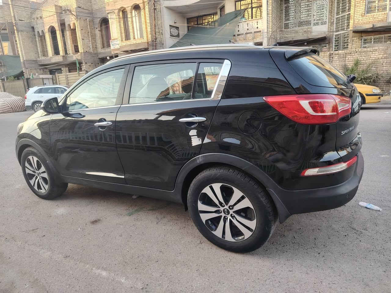 كيا سبورتج للبيع موديل ٢٠١٢ خليجي السيارة لاصبغ ولاتبديل عدى باب الصدر بي شخط ونصبغ يعني قطعه وحده صبغ محرك ٢٠٠٠ دوش تحويل مباشر رقم اربيل انكليزي هزه وسنويه جدد تخم تاير جديد صدر تبريد ثلج السياره جاهزه للاخير السعر ١١٥ ورقه وبيها مجال شي بسيط مكاني بغداد البلديات ***********

