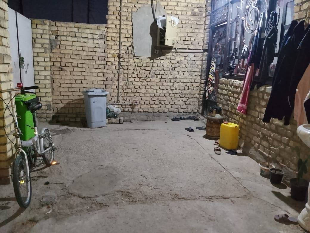 الدار للبيع مساحة 150م 
الواجهة 10/النزال 15 
طابو صرف 
يتكون من طابقين 
الطابق الاول 
المطبخ 5×3
الصالة 3×8
المنور 3×1.5
الاستقبال 5.5×5
الغرف 4.5×4
الحمام الداخلي 2×2 +المنور 1.5×2
الطابق الثاني غرفتين نوم 
صالة حمام 
العنوان بغداد جسرديالى القديم نهاية شارع المصرف معمل كزاز مولدة رفيق 
يوجد خدمات كاملة 
الرقم *********** يوجد واتساب
