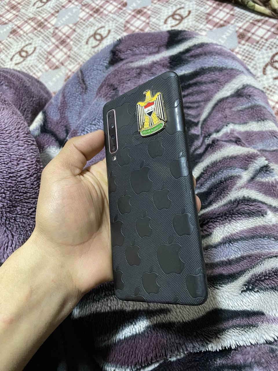 سعر الجهاز 100 ألف معروفه مواصفاته مكاني رمادي شراي اتصل ***********

يعد سامسونج جالاكسي A9 (2018) أول هاتف رباعي الكاميرا الخلفية، يتميز بشاشة Super AMOLED بحجم 6.3 بوصة، ومعالج Snapdragon 660، مع ذاكرة رام 6/8 جيجابايت، وتخزين 128 جيجابايت، وبطارية 3800 مللي أمبير، مما يجعله خياراً قوياً للفئة المتوسطة في وقته. 
المواصفات التفصيلية:
الشاشة: 6.3 بوصة Super AMOLED، بدقة FHD+ (1080×2220)، وكثافة بكسلات 392 بكسل/بوصة.
المعالج: كوالكوم سنابدراجون 660 (Snapdragon 660) ثماني النواة (14 نانومتر).
الكاميرا الخلفية (رباعية):
الأساسية: 24 ميجابكسل بفتحة عدسة f/1.7.
التصوير الواسع (Ultra Wide): 8 ميجابكسل بفتحة عدسة f/2.4.
الزوم (Telephoto): 10 ميجابكسل بفتحة عدسة f/2.4 (تقريب بصري 2x).
العمق (Depth): 5 ميجابكسل بفتحة عدسة f/2.2.
الكاميرا الأمامية: 24 ميجابكسل بفتحة عدسة f/2.0.
الذاكرة والتخزين: 128 جيجابايت مساحة داخلية مع 6 أو 8 جيجابايت رام. يدعم تركيب كارت ذاكرة خارجي microSD حتى 512 جيجابايت في منفذ مخصص.
البطارية: 3800 مللي أمبير، تدعم الشحن السريع 18 واط.
نظام التشغيل: أندرويد 8.0 (Oreo) قابل للتحديث إلى أندرويد 9.0 (Pie).
الأمان: بصمة أصبع في الخلف، والتعرف على الوجه.
منفذ الشحن: USB Type-C 2.0.
الألوان: أسود، أزرق، وردي. 
أهم المميزات:
تصميم خلفي من الزجاج (Gorilla Glass 5) مع إطار معدني.
دعم راديو FM، وتقنية NFC، ومنفذ 3.5 ملم للسماعات.
تصوير فيديو بدقة 4K.
