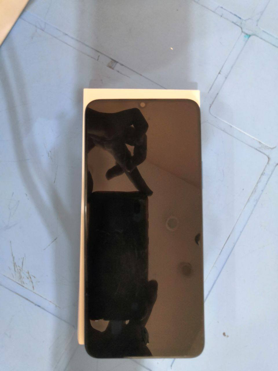 موبايل HONOR X7:
📱 الشاشة
الحجم: 6.74 إنش
النوع: IPS LCD
الدقة: 1600×720 (HD+)
معدل التحديث: 90Hz

⚙️ الأداء
المعالج: Snapdragon 680 (ثماني النواة)
كرت الشاشة: Adreno 610
الرام: 4GB
التخزين: 128GB (يدعم كرت ذاكرة)

📸 الكاميرات
الخلفية (4 كاميرات):
48MP رئيسية
5MP واسعة
2MP ماكرو
2MP عزل
الأمامية: 8MP
تصوير فيديو: 1080p

🔋 البطارية
السعة: 5000mAh
الشحن: 22.5 واط سريع

📲 النظام والميزات
النظام: Android 11 + Magic UI 4.2
بصمة: جانبية
يدعم: 4G، بلوتوث 5.1، WiFi، USB-C
يوجد مدخل سماعات 3.5mm

⚖️ التصميم
الوزن: 198 غرام
السماكة: 8.6 مم
ملاحضة :المكان بغداد جميلة الثانية لا يوجد توصيل السعر 150 قابل للتفاوض للجادين النضافة 90% زر الباور لا يعمل لكن حساسات البصمة فيه تعمل يجي مع الملحقات الي موجودة بالصورة


**إذا كنت صاحب هذا الإعلان وتريد حذفه لأي سبب، رجاءا أرسل رسالة إلى الدعم الفني**