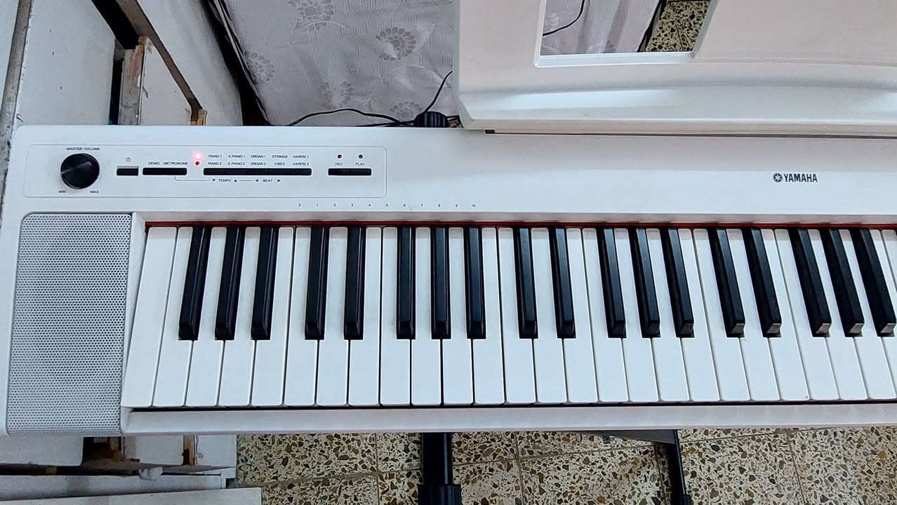 Yamaha Piaggero NP-32 White للبيع 🎹
بيانو رقمي Yamaha Piaggero NP-32 أصلي، لون أبيض أنيق، بحالة ممتازة جداً ويعمل بكفاءة 100%.

المواصفات:
✅ 76 مفتاح Piano Style مع حساسية للمس (Touch Sensitive)
✅ تقنية صوت Yamaha AWM Stereo Sampling
✅ 10 أصوات مختلفة (بيانو، أورغن، سترنغز، إلكتريك بيانو وغيرها)
✅ بوليفوني 64 نغمة
✅ سماعات مدمجة قوية 6W + 6W
✅ USB TO HOST للربط مع الكمبيوتر وبرامج الموسيقى
✅ مدخل سماعات رأس
✅ ميترو نوم (Metronome) مدمج للتدريب
✅ إمكانية التسجيل والتشغيل
✅ يعمل على الكهرباء أو البطاريات
الحالة: نظيف جداً ومستعمل استخدام خفيف.
يجي ويه البيانو بادل + ستاند
💰 السعر: ٥٢٥ الف وبي مجال للشراي
📍 الموقع: بغداد زيونه 
📞 للتواصل خاص


**إذا كنت صاحب هذا الإعلان وتريد حذفه لأي سبب، رجاءا أرسل رسالة إلى الدعم الفني**