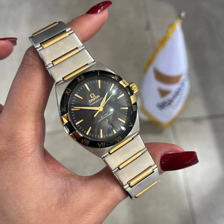 ساعة من ماركة اومكا Omega x Swatch MoonSwatch وارد اوربي
الهيكل والإطار (Exterior)
المادة: مصنوعة بالكامل من الفولاذ المقاوم للصدأ (Stainless Steel) عالي الجودة.
الإطار (Bezel): يتميز بإطار من السيراميك الأزرق المصقول، مع أرقام رومانية مصنوعة من "الجراند فو" (Grand Feu) الأبيض، مما يضمن ثبات اللون ومقاومة الخدش.
المينا والعقارب (Dial & Hands)
المينا: مصنوع من السيراميك الأبيض اللامع، مما يعطي تبايناً حاداً وجميلاً مع العناصر الزرقاء.
العقارب والمؤشرات: العقارب وشعار أوميغا والمؤشرات كلها مطلية باللون الأزرق المتناسق، ومصممة بأسلوب "الفاسيت" (المضلع) لتعكس الضوء ببراعة.
التاريخ: نافذة التاريخ موجودة عند موضع الساعة 6، مما يحافظ على تناظر وتوازن شكل المينا.
السوار: سوار معدني متصل بتصميم انسيابي مريح جداً على المعصم.
مقاومة الماء: مقاومة للماء حتى عمق 50 متراً (مناسبة للاستخدام اليومي والسباحة السطحية).
 السعر 85 الف مع توصيل وعلبه


**إذا كنت صاحب هذا الإعلان وتريد حذفه لأي سبب، رجاءا أرسل رسالة إلى الدعم الفني**