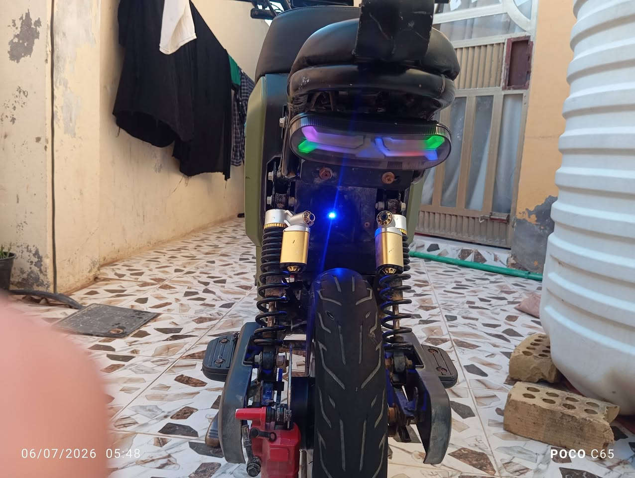 سلام عليكم
دراجة شحن R9 للبيع 
5بطاريات 
بطاريات تبديل جديد
تفحص البطاريات ال5اذا مو فول رجعلي الدراجة 
الشحنة الوحدة تكفيك 45كيلو 
سرعة 60حقيقي 
دراجة نظيفة كلش 
بريكات امامي خلفي 
سويجين

مكاني عزيزية
*********** بي واتساب 
او مراسلة الصفحة
السعر خاص

