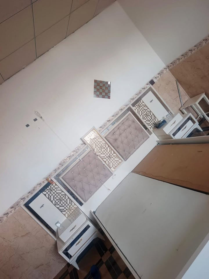 غرفه للبيع 5 قطع نضيفه سعر 100 الف قفل ***********
