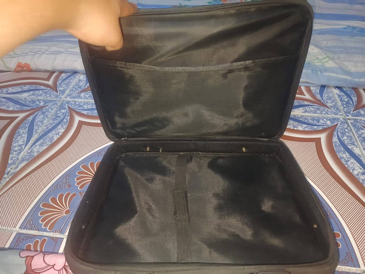 سلام عليكم 
جنطه لابتوب للبيع 
حجم كبير 
ونضيفه وبيها جيوب 
وحتا تفيد لاي شي تخلي بيها 
السعر 10 فقط وبيها ومجال
للتواصل واتساب او ماسنجر
***********

