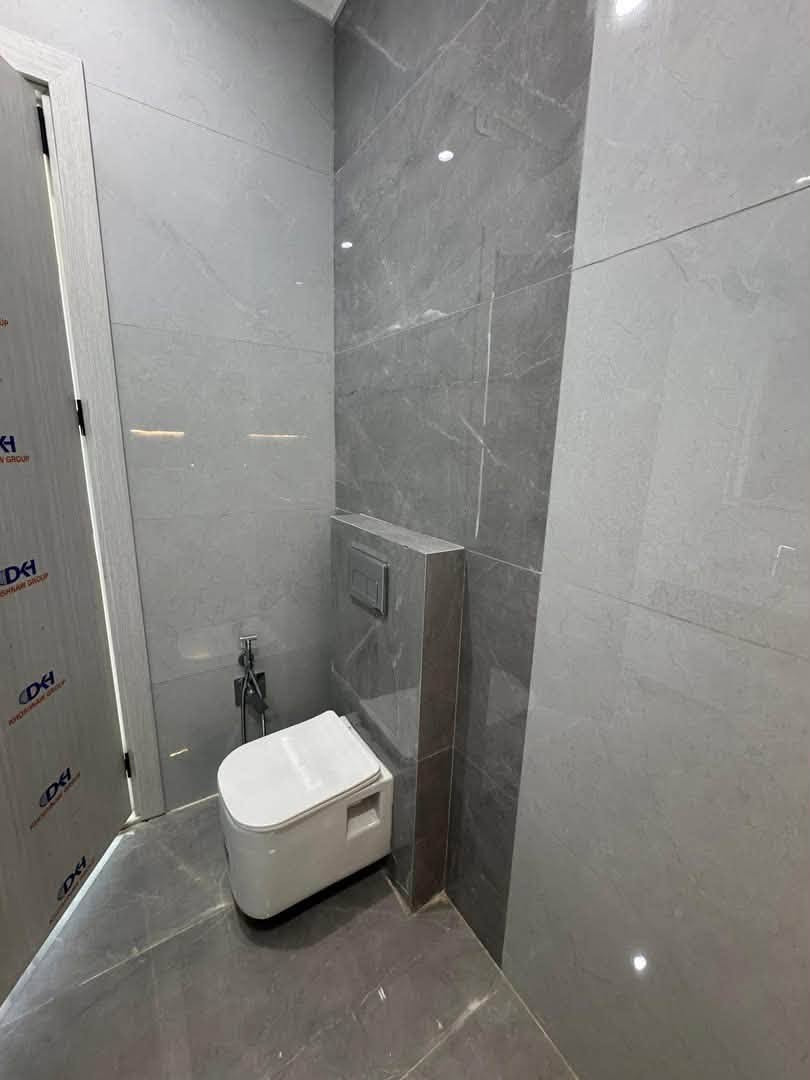 🏡شقق زيرو للايجار🏡
📍الجادرية - المربع الرئاسي

🔹 مواصفات الشقة:

• غرفتا نوم

• صالة معيشة

• مطبخ أمريكي

• حمام واحد

🔹 التجهيزات والخدمات:

• كاونتر مطبخ متكامل مع:

* ثلاجة

* مايكروويف

* فرن

* طباخ

* مرشحة مياه

* مكيفات إنفيرتر في جميع الغرف

* نظام دخول ذكي (Smart Home System)

* كراج مغلق للسيارات

* مصعد كهربائي

* درج للطوارئ والخدمة

للاستفسار :

***********

***********

شركة عصر حمورابي للاستثمار والتطوير العقاري

الكرادة - شارع العطار - بناية حمورابي
