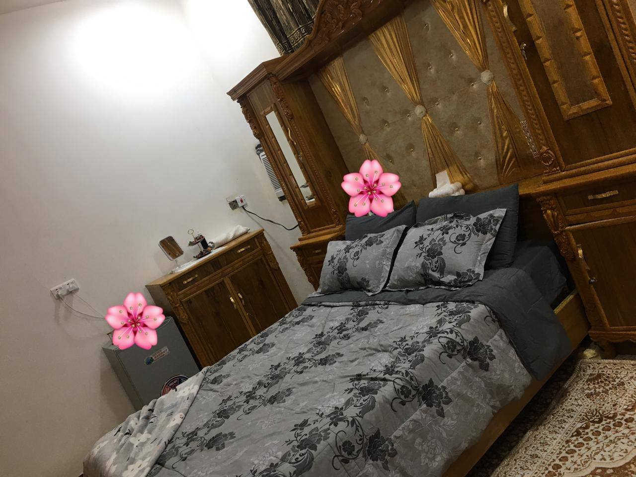 السلام عليكم غرفة صاج خشب عراقي درجة أولى جديدة شخط مابيها الكنتور 6 طلاقات مع 6 ملحقات + زاوية كنتورية 2 طلاقة مع 2 ملحق + ميز البلازما 2 طلاقة مع جرارة على عرض الميز + ميز التواليت مراية مع خانة على طول المراية مع 3 جرارات حجم كبير مع 2 طلاقات + جرباية مع تاج ضخم مع 2 خانه مع 2 جرارة مع 2 طلاقة السعر ( 3 مليون وبي مجال للطيبين)  للاستفسار واتساب ***********
