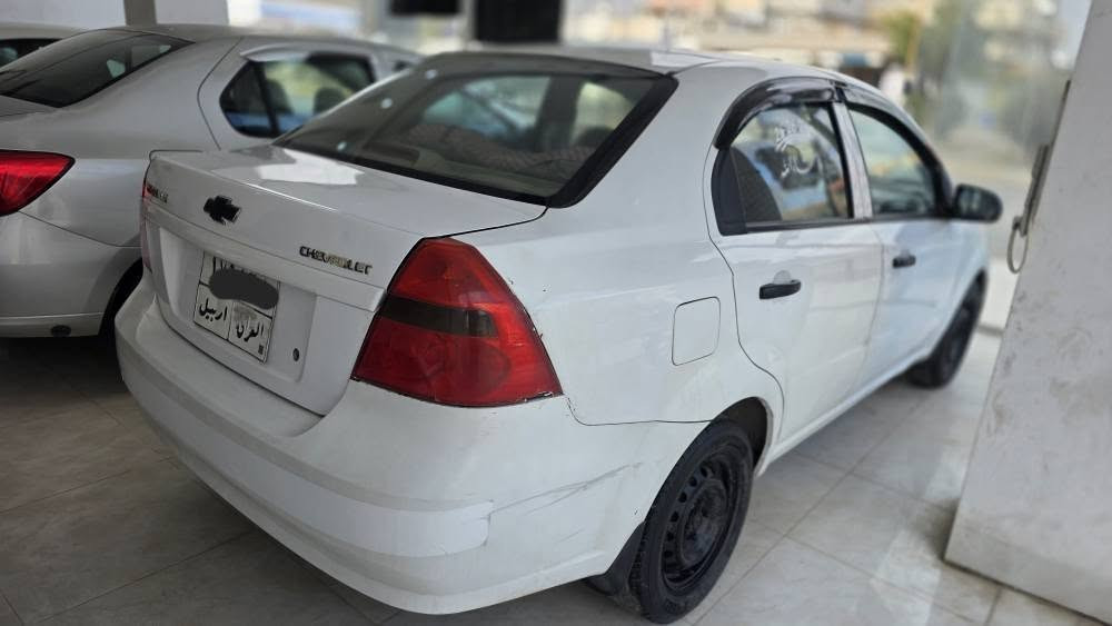 افيو 2009
مەکینە گەورە ی ناوزەرد
سپی بەفری 
تەقەو ڕەقەی بەشەرت 
چوار تایەی لۆکی لەژێرە 
گێڕ مەکینە تبرید بەشەرت
چوار پارچەو نیوی هەیە 
پێشی کەپسە 
جەمپێکی خەفیفی پشتی هەیە 
سەیارەکە زۆر جوانە 
سعری 48 کەمێک مەجال
***********
*********** أربيل, العراق
