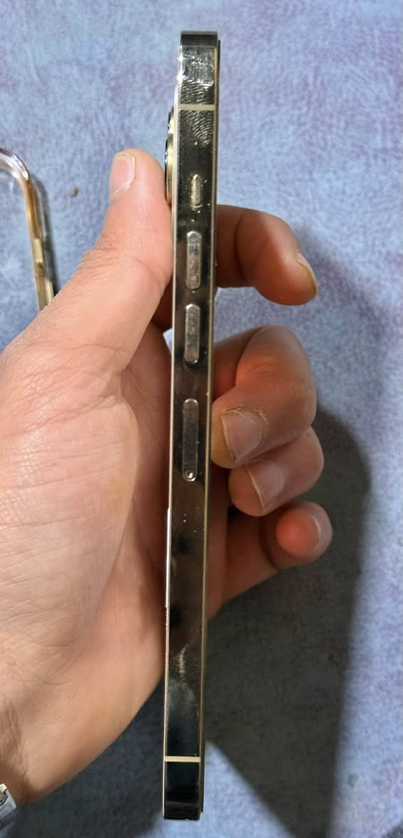 13 pro max 
لون ذهبي بطارية 91 نضافه 100‎%‎ 
ذاكره 256 جهاز كلش نضيف بالصوره وصاخه عليه وتر بروڤ ابد ممبدل بي شي وياه شاحنه الاصليه سعره 700 
مكاني بغداد الدورة  ***********
