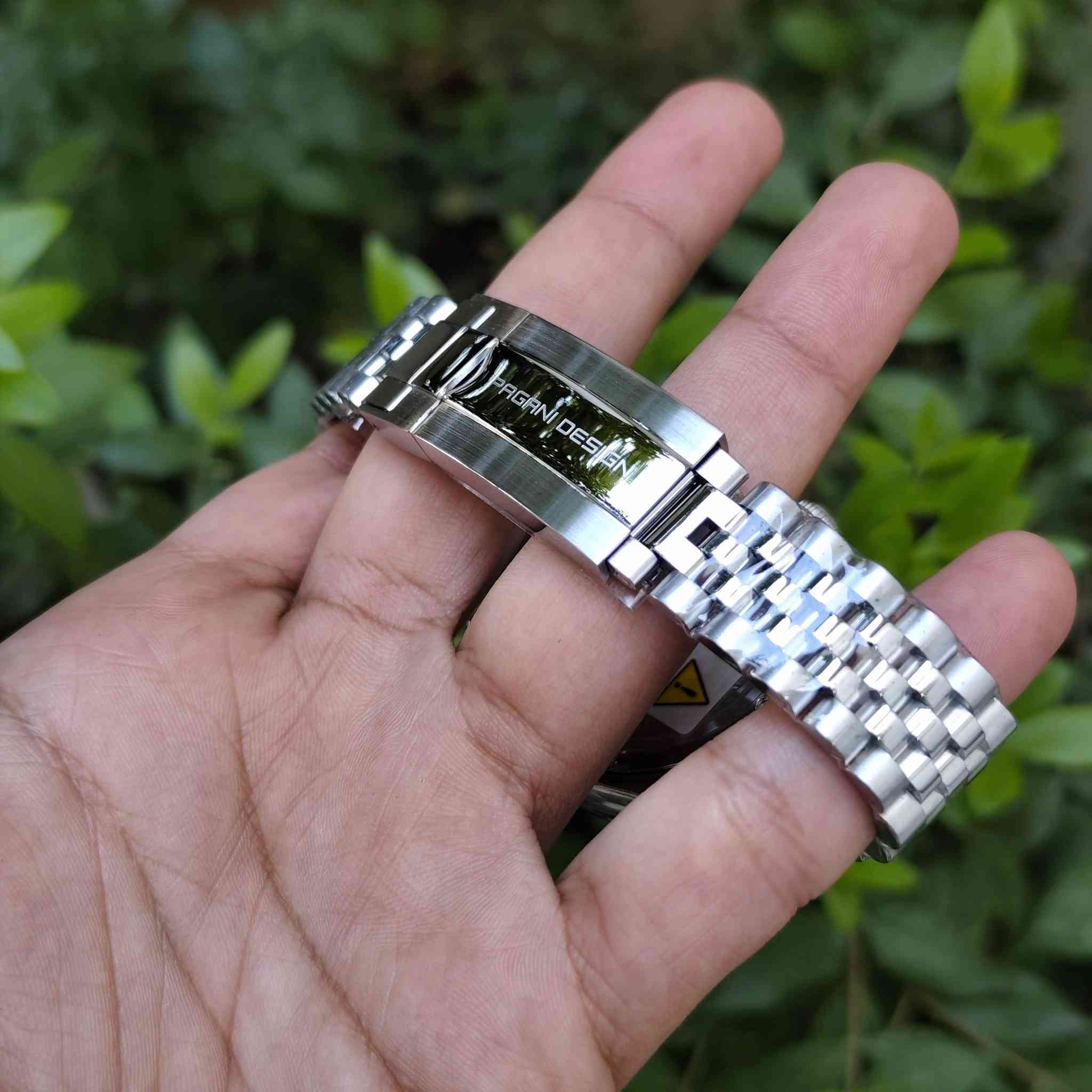 ساعة ماركة باكاني دزاين Pagani Design أصلية فخمة⌚

موديل الساعة PD-1644

 جديدة لوك ⌚✨وبعلبتها الأصلية مع كامل ملحقاتها 

أهم مواصفات الساعة:
✅الماكنة : ماكنة يابانية 🇯🇵 أصلية من شركة سيكو (Seiko VK63) بنظام الميكا-كوارتز.
الزجاج: ياقوت (Sapphire Crystal) ضد الخدش تماماً.
✅الإطار: سيراميك فاخر يعطي لمعة دائمية ولا يتأثر بالاستخدام.
✅الهيكل: ستيل كامل (316L) المقاوم للصدأ وتغير اللون.
✅المميزات: كرونوغراف شغال بدقة عالية، مع مقاومة ماء تصل لعمق 100 متر.
✅قفل بحري
✅الإضاءة الليلية (Luminous): الساعة تحتوي على مادة مضيئة (Lume) على العقارب والمؤشرات، مما يسهل قراءة الوقت في الظلام.
✅قطر الساعة: 40 ملم
✅سير الساعة جوبلي اصلي جميل جداً 

 يوجد خدمة توصيل لكل العراق 🇮🇶
#ساعات #ساعة


**إذا كنت صاحب هذا الإعلان وتريد حذفه لأي سبب، رجاءا أرسل رسالة إلى الدعم الفني**