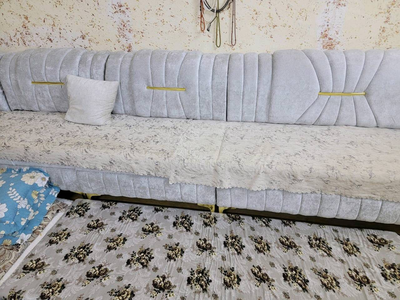 

الديكور الكامل للغرفة للبيع، يتضمن ديوان أنيق ومريح بلون رمادي فاخر، مع كراسي مريحة وتصميم راقي. كذلك يوجد طاولة بسطح يشبه الرخام تضيف لمسة جمالية للمكان. الديكور مثالي للصالونات والضيوف، ويتميز بالحفاظ الجيد والنظافة.
