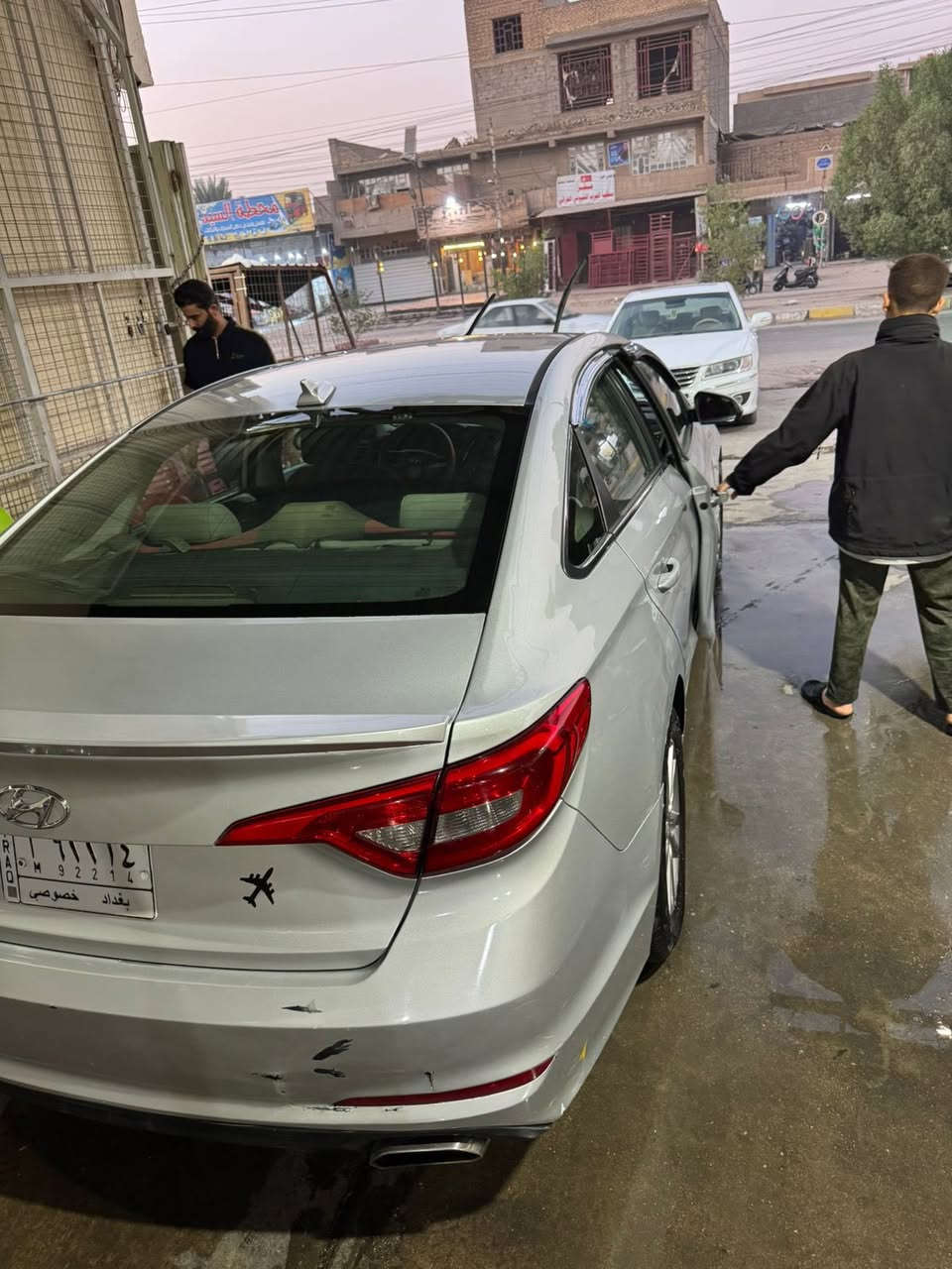 السلام عليكم ❤️
سياره للبيع نوع هونداي سوناتا 
لون سلفر 
موديل ٢٠١٦ 
رقم بغداد حره مشروع وطني تحويل
.
وارد امريكي الحادث خلفي صندوق السياره مصلح نفسه وبل عراق جاملغ صفحت السايق وبيها بارد قليل بشاملغ الخلفي صور السونار موجوده مرفقه ويه الصور  
.
مكينه 2400
كير اوتوماتيك كير ومكينه مكفولات 
شاشه + كامره 
تحكم ستيرن جهتين 
تبريد منظومه كامله جديده ثلج 
تايرات نظيفه 
ماشيه 120 الف فقط
وسعرها 118 وبيها مجال بسيط 
سعرها مناسب بالعافيه ع التصير من نصيبه السياره جاهزه بمعنى الكلمه الف دينار متصرف مكان بغداد 
ما متواجد عل فيس بوك هاذا رقمي 
***********
