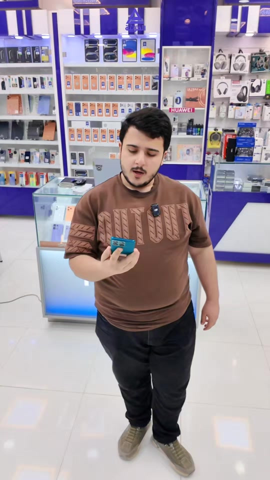 🔥 الجديد كلياً من موتورولا وصل الآن 🔥 📱 Motorola Edge 70 Fusion إذا تبحث عن جهاز يجمع بين الأداء القوي والتصميم الأنيق والسعر المنافس، فهذا الهاتف يستحق اهتمامك 👌 ✅ شاشة AMOLED بتردد 144Hz لسلاسة عالية جداً ✅ بطارية عملاقة 7000mAh تدوم لفترات طويلة ✅ شحن سريع بقوة 68W ✅ معالج Qualcomm Snapdragon 7s Gen 3 للأداء السريع والثابت ✅ ذاكرة 256GB ✅ رام تصل حتى 16GB ✅ كاميرا 50MP تعطيك صور بتفاصيل ممتازة ✅ تصوير فيديو 4K بمعدل 60 إطار بالثانية 💰 السعر الحالي: 499,000 دينار عراقي ⚠️ ملاحظة: الأسعار قابلة للتغيير حسب السوق. 📍 شركة كلمات العربية للهواتف النقالة العنوان: النجف الأشرف - شارع غدير فرات - مقابل كلية الإدارة والاقتصاد 🚚 يتوفر توصيل إلى كافة المحافظات العراقية 📞 للطلب والاستفسار: قسم المبيعات: جملة: *********** مفرد: *********** اكسسوارات: *********** صيانة: *********** @Moto Club Iraq 
