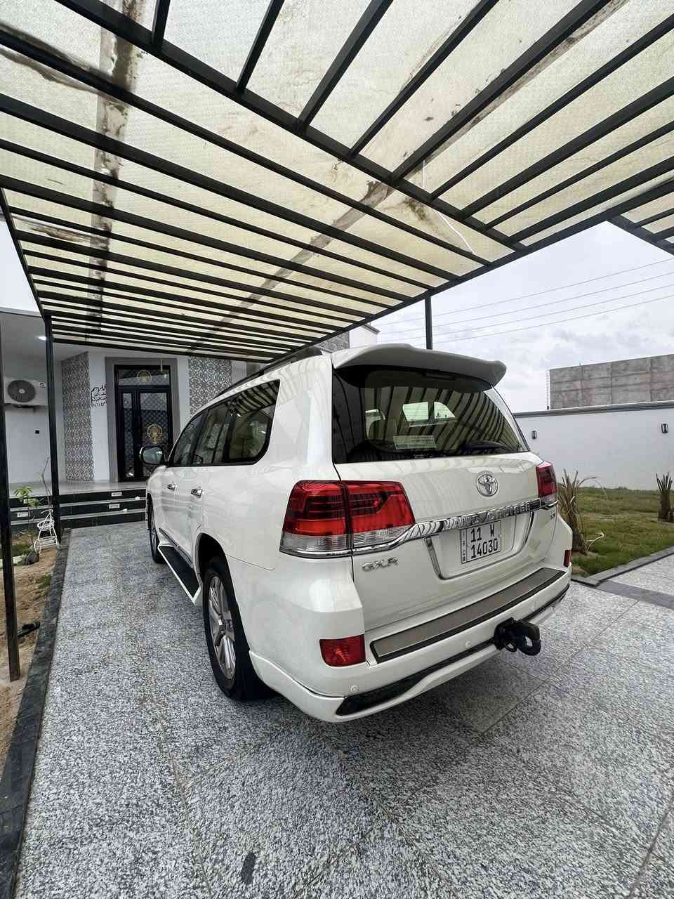 سلام عليكم لاندكروزر مديل 2016سياره ساز فول المواصفات GXRسياره حلو جديده تريد ثلج حدايد. 100/100سياره مكفوله بيه بس بارد بل الداير مال جاملق وباقي كفال عامه كشتات جلد مكينه 8 سلندر  العنوان السياره البصره التنومه  السعر 450وبيه مجال الرقم ***********
