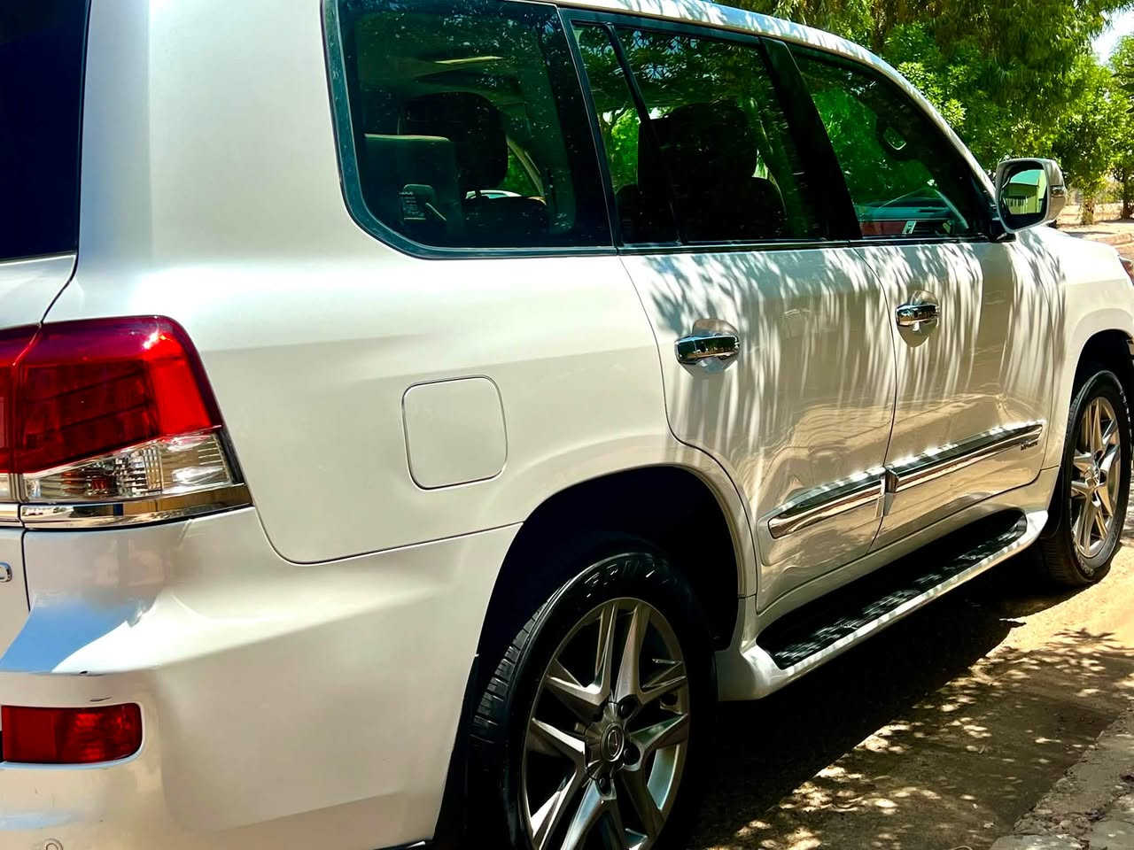 السلام عليكم لكزز 2013
السياره باسمي تحويل مباشر رقم بغداد مميز الجديد وسنويه جديده 

LX570 spor S

مواصفات فول 1/1 

فتحه سقف

لايت زنون  

كشنات جلد + كهرباء

مري شفط  

جكات تصعد تنزل 

خمس بصمات 

جنطه كهربائيه 

تحكمات ستيرن 

كشنات حار بارد

تشغيل عن بعد 

رادارات جوانب 

رادار امامي 

مثبت سرعه 

تحديد مسار 

مانع تزحلق 

7 راكب 

3 قطع تبريد

كشنات تدفئه تبريد 

كامرات محيطيه 

زراك لايت 

___________________________

والسياره جديده بمعنى الكلمه جاهزه من 

كلشي للأخير استعمال شخصي  

***********
