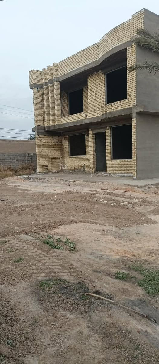 السلام عليكم بيت طابقين للبيع ٣٠٠ متر عدا الحديقة يحتوي على ٤غرف نوم كبار وصالة ٦في٦. أستقبال طول ٨متز لعرض ٥ مئسس ماء وكهرباء طابو زراعي سند ٢٥ العنوان بغداد المحمودية ناحية الرشيد لاتصال على الرقم *********** لاستفسار على الرقم غير متواجد على الفيس
