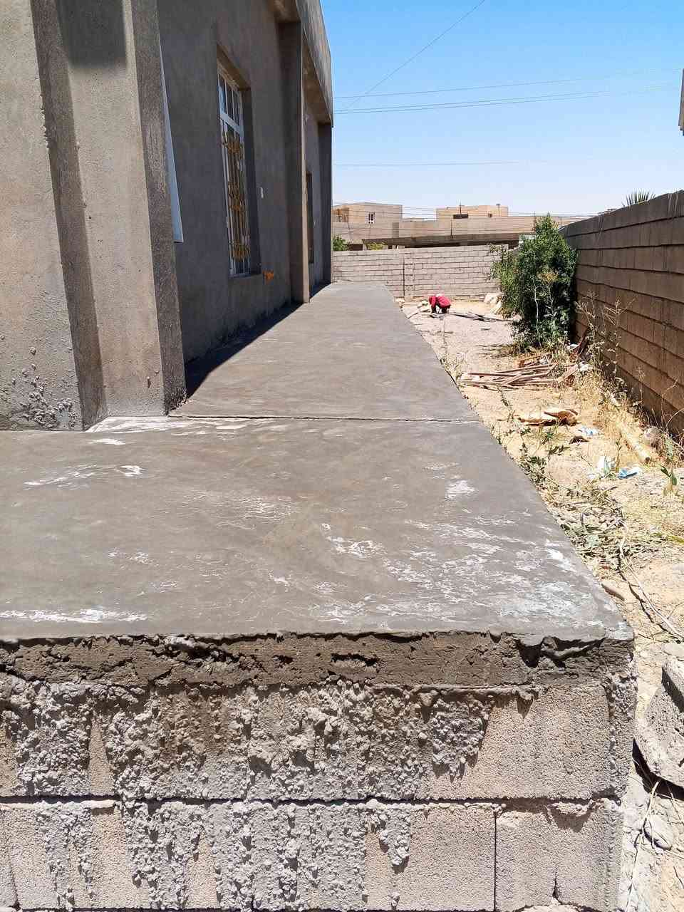 السلام عليكم 
يوجد عمال كادر كامل 
1_تصفير البيت من الانقاض وتطلع خارج البيت 
2_تنزيل البيت اذا كانت الارضيه غير معتدله 
3_فرش حجر وحدل الارضيه بعد ما ترش بالماء +توجد خباطة صب سقل ولاش وتصفيط اساس وتسليح ***********/***********
