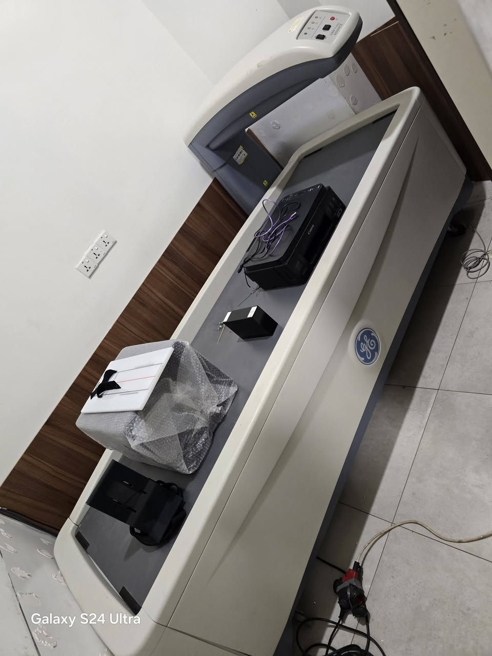 ✨ تم بحمد الله إنجاز جديد ✨
تم تنصيب جهاز فحص هشاشة العظام (DEXA) في
📍 مجمع الرازي الطبي
🔹 من شركة GE Healthcare العالمية
🔹 مع تنصيب أحدث إصدار من السوفت وير
🔹 دقة عالية في القياس ونتائج موثوقة للأطباء
🔹 سرعة بالأداء وسهولة بالاستخدام
💡 تم العمل بإشراف فريق متخصص وبخبرة عالية لضمان أفضل أداء للجهاز من أول يوم تشغيل
📞 متوفر لدينا:
✔️ تنصيب أجهزة طبية حديثة
✔️ تحديث سوفت وير لجميع أجهزة السونار والإيكو
✔️ صيانة شاملة (Software & Hardware)
✔️ توفير قطع غيار أصلية
📲 للحجز والاستفسار:
***********
