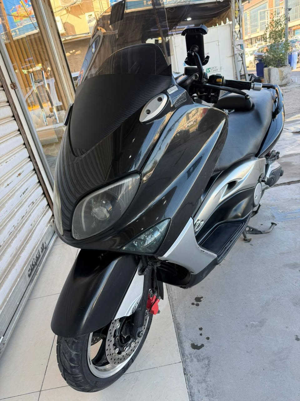 السلام عليكم. دراجة تي ماكس موديل 2008 ماشيه 55 الف دراجه كفاله عامه من كلشي ما ناقصه شي سنويه بأسمي ثاني يوم التحويل. مكاني بغداد *********** واتساب 
 سعرها 35 وبيها مجال
