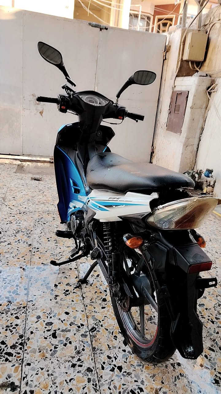 🏍️ للبيع: دراجة RAVAN بحالة ممتازة - مظهر رياضي وأداء قوي
​التفاصيل:
​الماركة: رافان (RAVAN).
​اللون: أزرق ملكي مع لمسات رياضية باللونين الأبيض والأسود.
​الحالة العامة: الدراجة نظيفة جداً كما هو موضح في الصور، الهيكل سليم والمحرك يعمل بكفاءة عالية.
​المميزات: اقصادية جداً للاستخدام اليومي

​تصميم عصري وانسيابي مريح للقيادة اليومية.
​إطارات بحالة جيدة جداً مع جنوط رياضية مميزة بخطوط حمراء.
​اقتصادية جداً في استهلاك الوقود.
​مزودة بمسند (كهربائي) مزدوج لثبات أفضل عند الركن.

السعر ⭕550 قفل
 للتواصل واتساب او اتصال ***********
