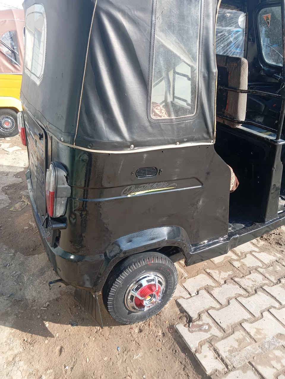 سلام عليكم تكتك 17اوراق تكتك جاهزه كبل لشارع مذب عليهه ربع كلجات جدد تجفيت جديد السعر 2250وبيهه مجال مكلف بل نشر العنوان بغداد المحموديه  رقم صاحبهه ***********
