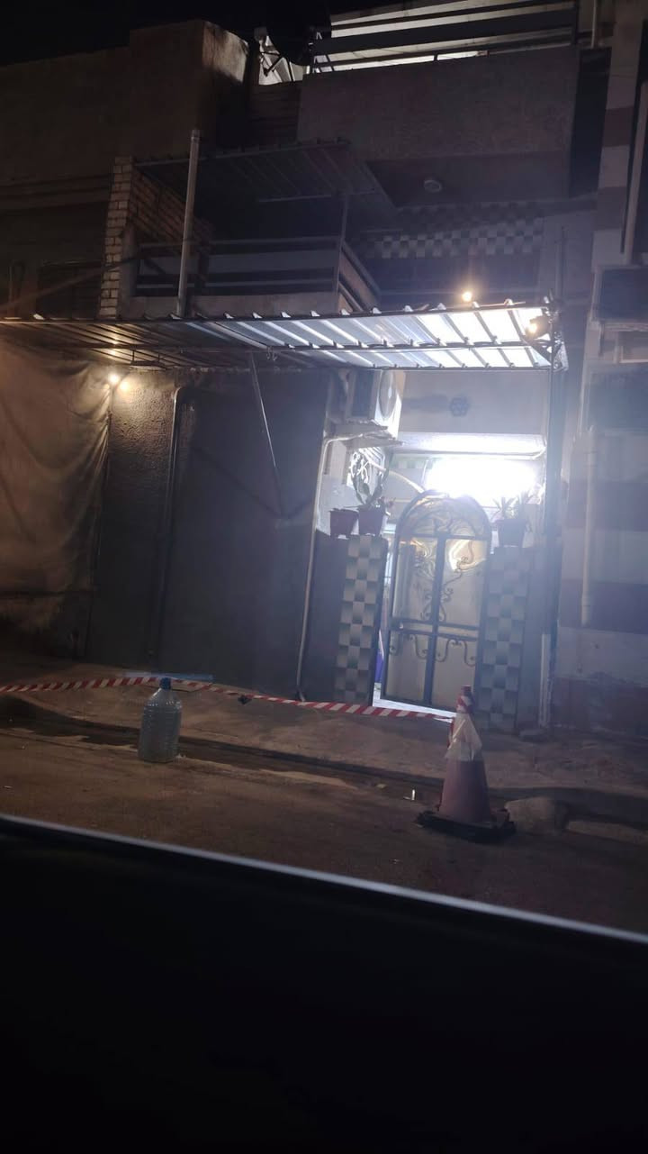 السلام عليكم مشتمل للايجار  المنصور حي دراغ مساحه 60متر  مربع مستقل تماما بكل الخدمات والبناء طابقين ونص للعوائل فقط فقط عائله صغيره يحتوي ع الارضي صاله كبيره ومطبخ وخدمات الطابق الاول غرفتين نوم وبلكونات عدد 2الطابق الثاني بيتونه وسطح يوجد في المشتمل كيز ر مع سبلت 2طن وماطور ماء وثريات ومروحه سقغيه وهيتر حمام وصحن ستالايت للتواصل وات ساب *********** اني صاحب الدار ملاحظه ....الدار يتم اخلائه في 1/2/2026 يوجد تصوير فديو كامل للبيت
