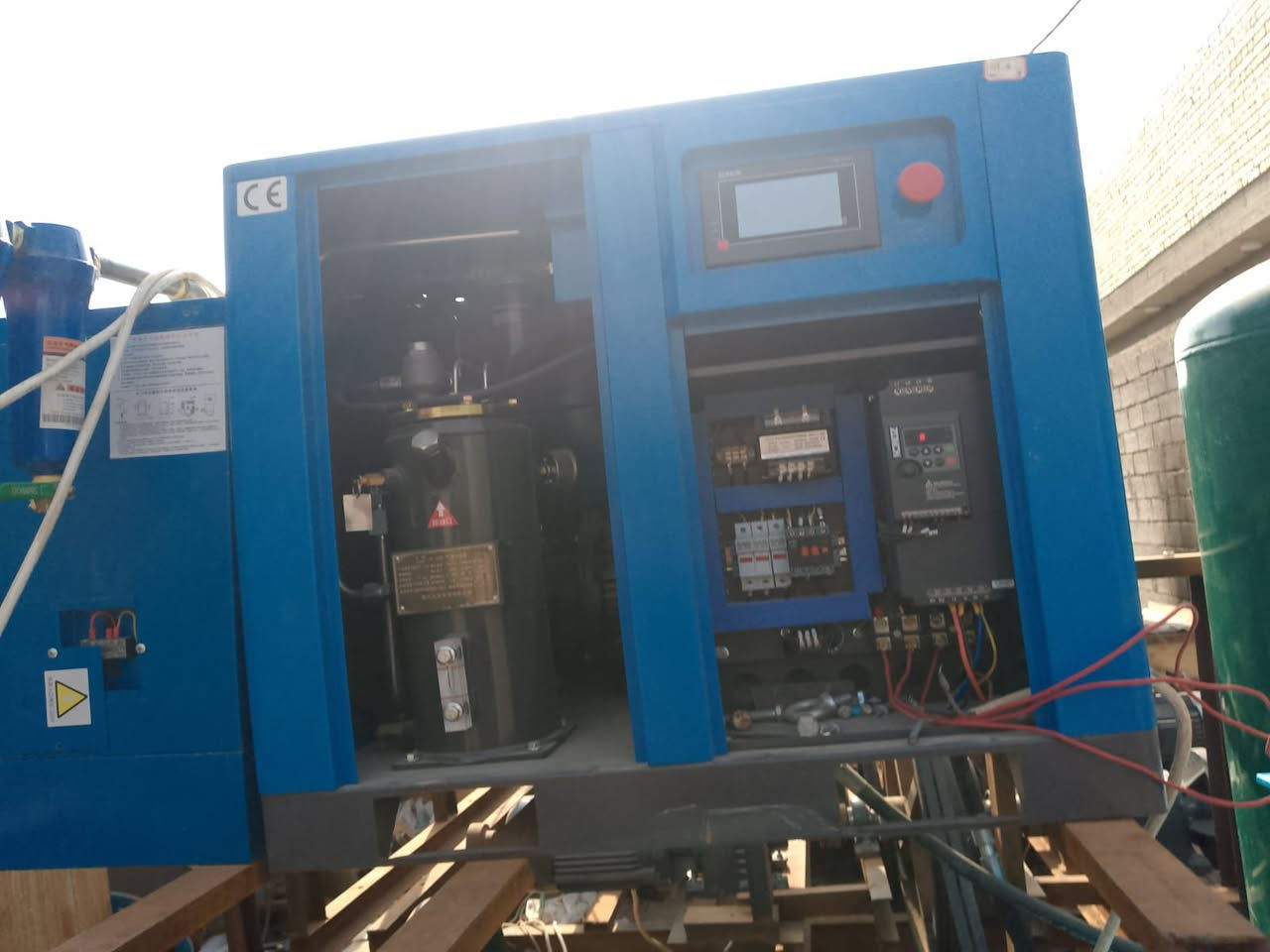 السلام عليكم كمبريسر لولبي ماطور 10 حصان 8 بار
+ تبريد هواء قطعة وحدة مع الكمبريسر 
+ خزان 1000 لتر 
ملاحظة.....
كمبريسر استعمال مره وحدة 
السعر مراسلة الصفحة او الاتصال على الرقم ‏‪***********‬‏
