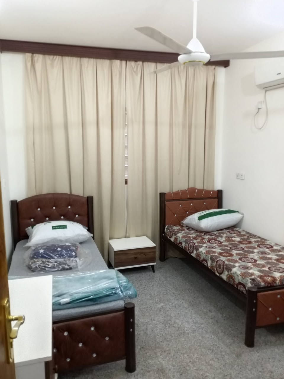 للئيجار شقة مفروشة بلمنصور الاميرات قرب نادي الصيد تحتوي على غرفتين وصاله ومطبخ  مع الانترنت والكهرباء مفتوح 24ساعة ب 900$ للئستفسار الاتصال بالرقم ***********
