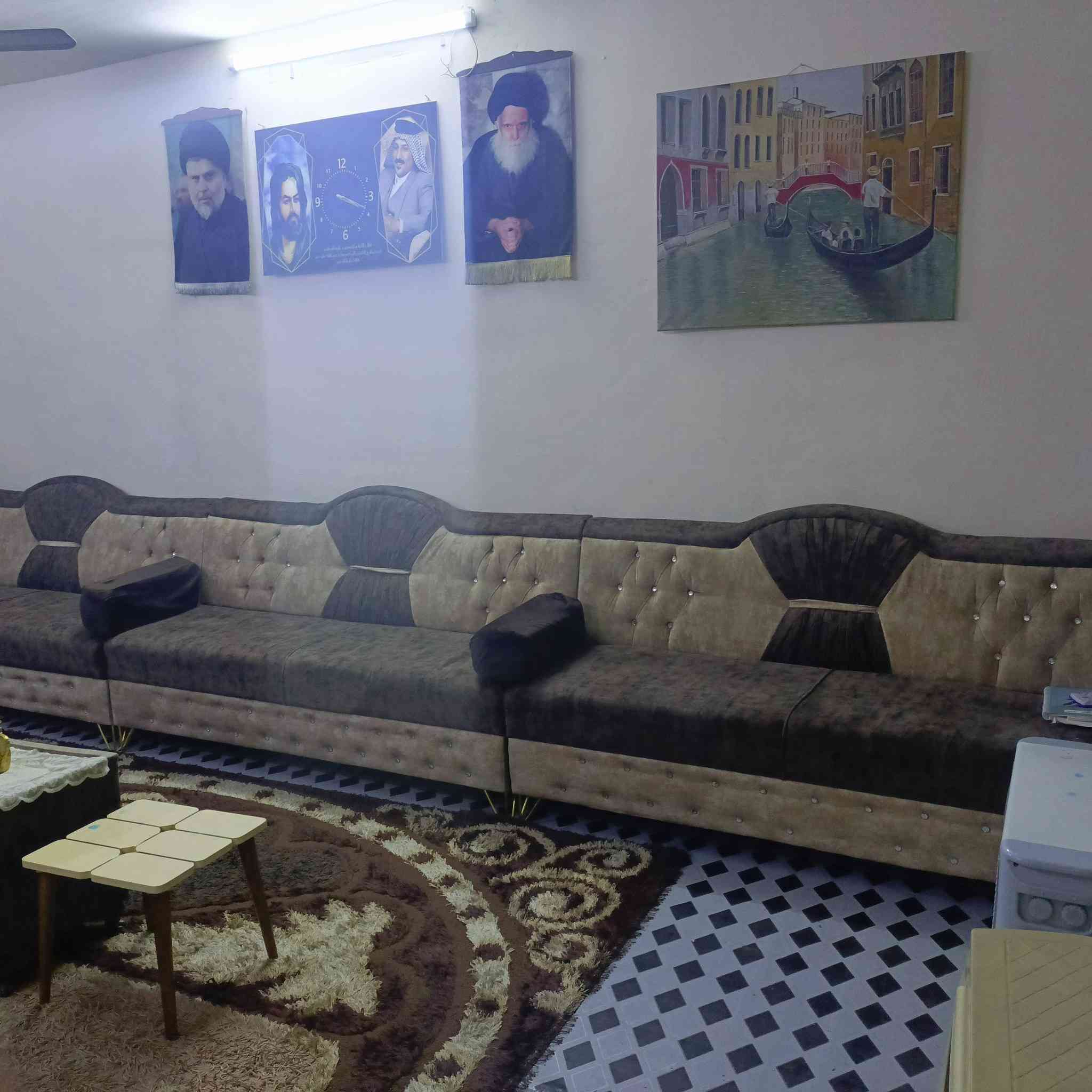 ديوان نضيف جدا سفنج اصلي اكسترا درجى اولى 28 مقعد السعر 850 بغداد الشرطة الخامسة ***********
