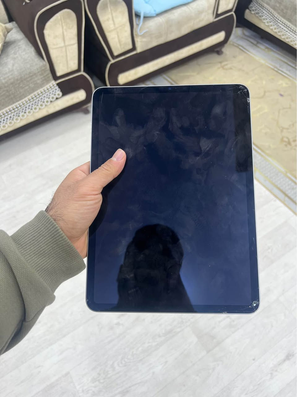 ايباد استخدام شخصي للدراسة فقط  بس من  حواف طاح ونكسر ولا ماثر ولا مبين اصلا من تشتغل شاشه شوفه عينكم 120 فريم طلقه من السرعة 
للتواصل  *********** البصرة, العراق
