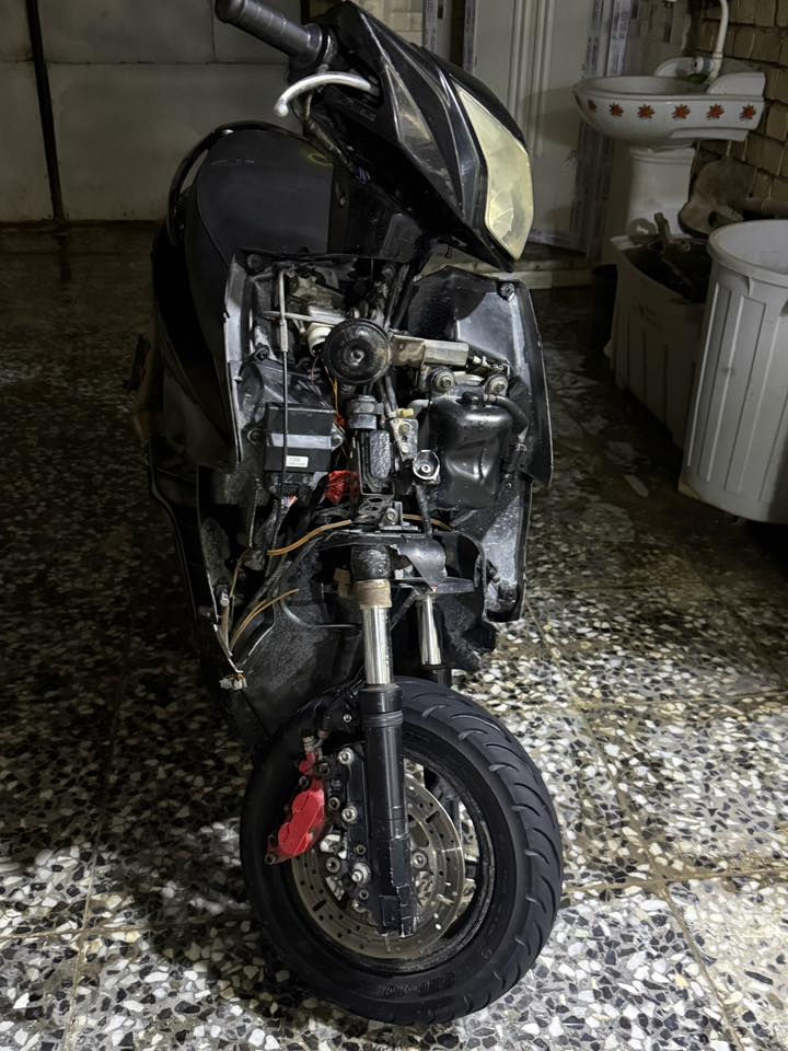 السلام عليكم جيتي ار للبيع نقص بجم وحواضن كهربائياته كامله حتى الاشاير الاماميه والمرايات موجوده مكينه ممفتوحه بس بيها لاستيك ولف او بدايه تبخير مااعرف بيهن مكاني بغداد الكماليه ***********
