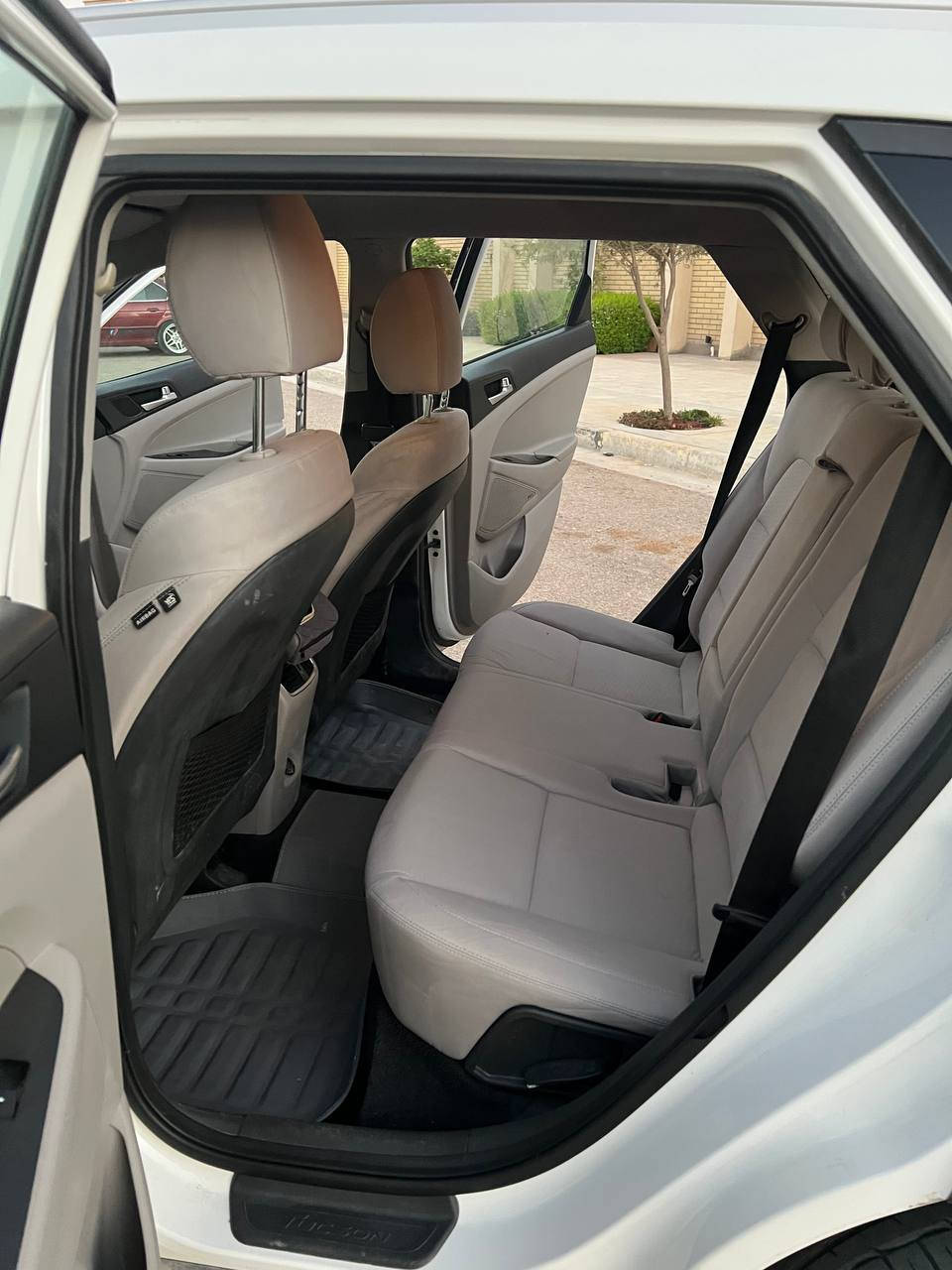 🚘 للبيع هونداي توسان أمريكي 🚘
▪️ محرك 2400
▪️ رقم بغداد
▪️ وارد أمريكي بالمواصفات المعروفة
▪️ شاشة + كاميرا  
▪️ السيارة نظيفة والتفاصيل موضحة كاملة بالصور
▪️ صور الحادث مرفقة ضمن المنشور 
▪️ السعر: 17,700$ قابل للتفاوض وبها مجال بسيط
📌 أني مكلف بالنشر
📞 للاستفسار والتواصل:
***********
