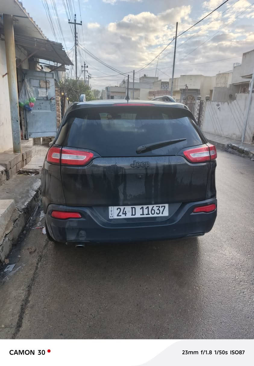 جيب شيروكي بزون ٢٠١٦
كير ٩ نمر
كشنات هيتر
ستيرن هيتر
سايد بريك بصمه 
تشغيل عن بعد 
ضررها جاملغ امامي ثنينهم والبوند كما موضح بلصورعه بدون دواخل ولا ايرباك 
رقم وهزه جديد قبل شهر حولتها باسمي
سعرها ١٢٦ وبيها مجال 
***********
***********
