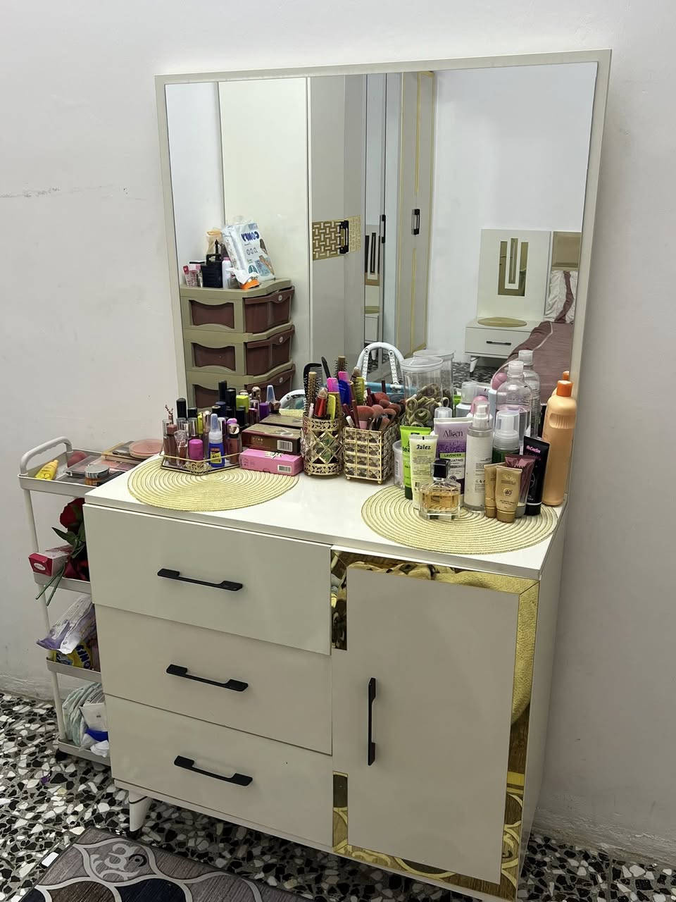 غرفه نوم السعر 525 غرفه حلوه ونضيفه مكاني بغداد بلديات ***********
