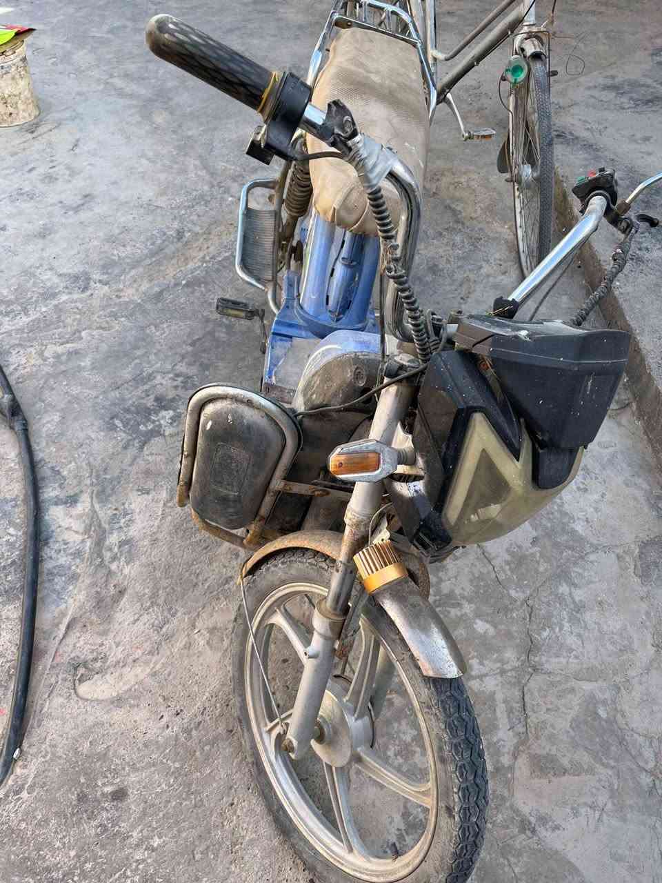 ماطور شحن للبيع شغال بطارياته تعبانه سعر 100الف مكاني فلوجه للاستفسار ***********
