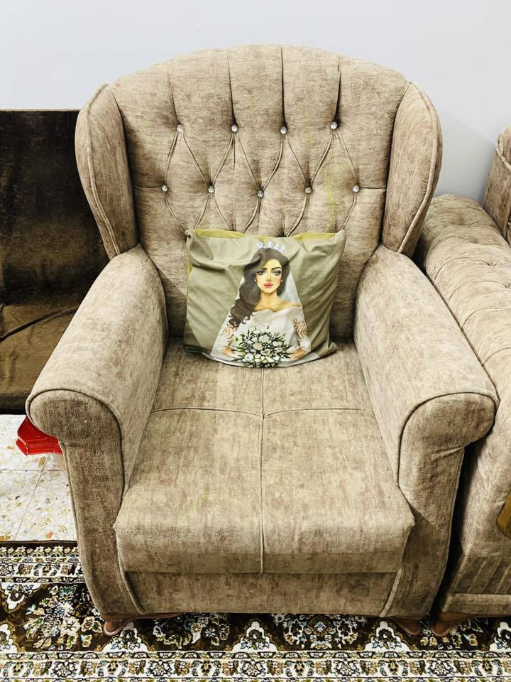 السلام عليكم .. تخم قنفات 10 مقاعد مفردة عدد 2 ثلاث مقاعد عدد 2 مقعدين عدد 1 نظيف جداً وثقيل مع ميز تلفزيون السعر 450 الف مكاني بغداد / الاعظمية . ***********
