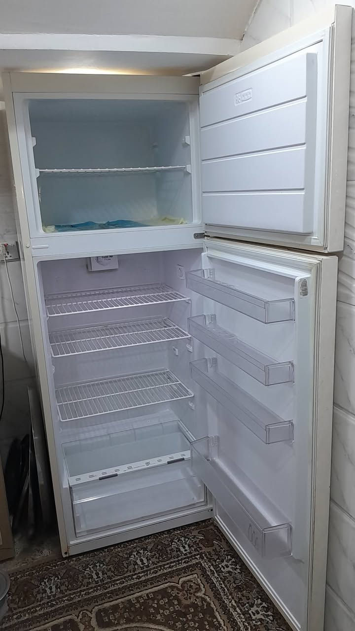 ثلاجه حجم كبير اخت الجديدة نظيفة استخدام قليل سعر 350 فقط واتساب *********** مكاني الشعلة
