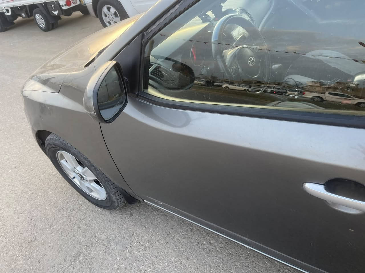 السلام عليكم 
سيراتو ٢٠١١ 
فول مواصفات  بصمه شاشه فتحه سقف اشاير مري تبريد بيانو يدات نيكل ويل كب تحكم ستيرن 
السياره بيه اربع قطع صبغ بدون دواخل 
جاهزه على اخر حبايه من صدر من مكينه جديده 
وكير كله جديد 
مكينه جديده مال حاويه 
سياره جديده كلش بمعنى الكلمه تحويل جديد 
مكاني واسط الصويرة الحفرية 
***********
