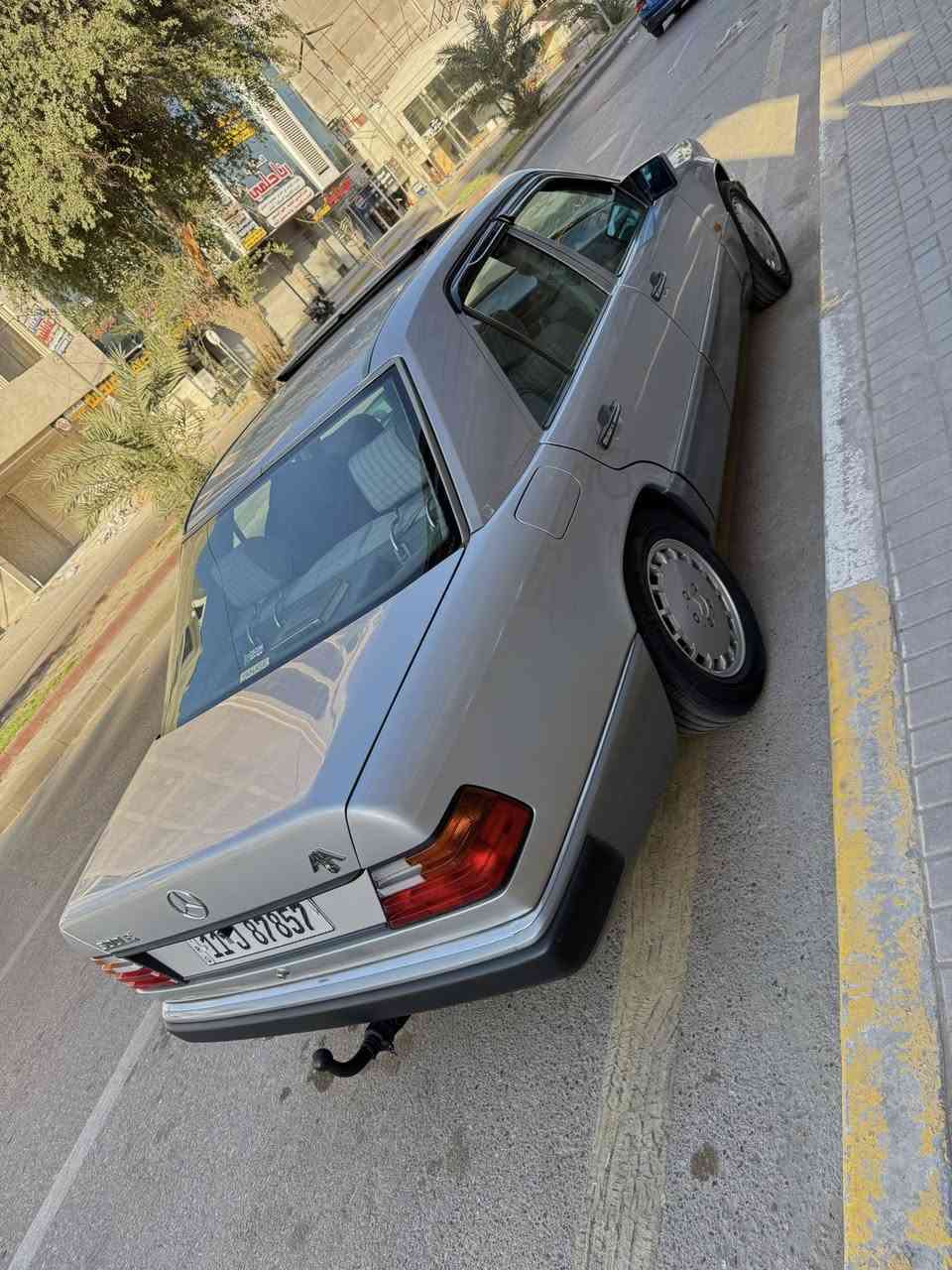 السلام عليكم 
مرسيدس دب موديل 1988
مصبوغه عام جماليه بدون حادث ( بدي جديد جداً بدون خياس بدون سمكرة )
سلايد روف جام 4 كهرباء 
السياره جاهزة وبدون نقص 
السعر 8500$ يعني 85 ورقة وبيه مجال بسيط 
مكان السيارة بغداد الاعظمية شارع المغرب 
للتواصل *********** خالد الجبوري
