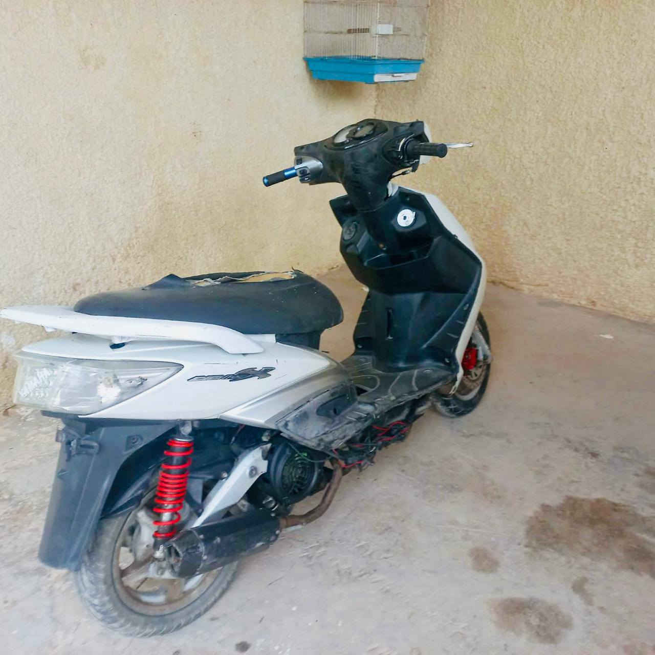 السلام عليكم 
دراجه سكنس فحل كابريتر الدراجه شغاله و كامله  عوزهه بس ولفات المكان الشعب سبع قصور السعر 300 وبيه مجال  متواجد واتساب فقط ***********
