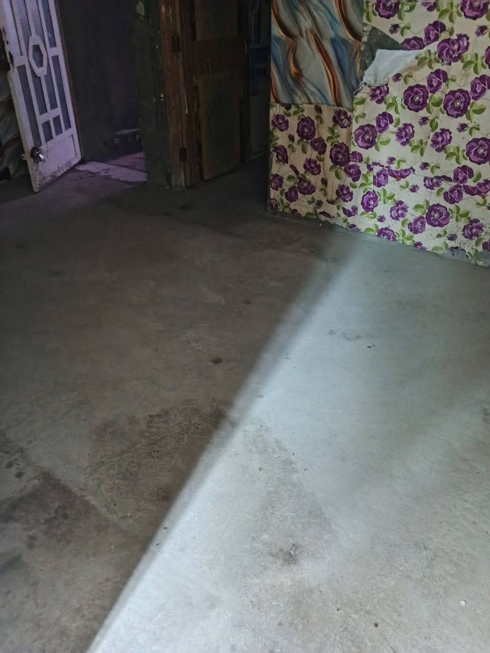 سلام عليكم دار الايجار مكانه شارع 80  يم موسسه العين قريب عل شارع العام  مساحه 100 متر غرفه جبيرة مطبخ صاله كلدور صحيات اوكراج الاستفسار عل رقم او مراجعت مكتب ابو سرمد التميمي مقابل مدينة ألعاب أرض بابل ***********بي واتساب
