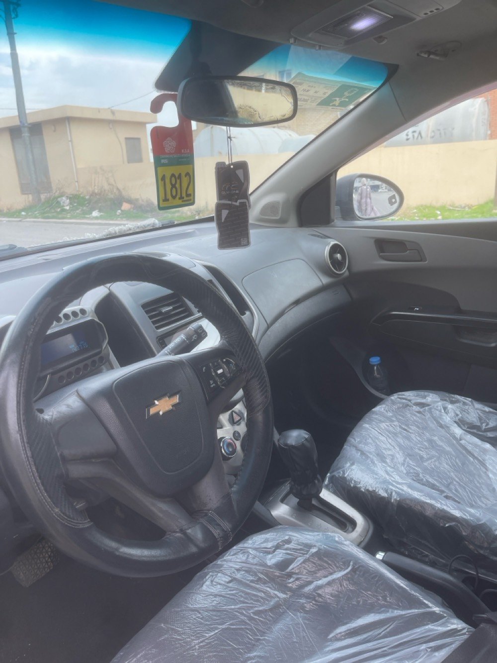 سيارة شيفروليه سونيك لون فضي موديل Hatchback، سيارة نظيفة ومستخدمة بشكل قليل. مثالية للاستخدام اليومي وتقديم الأداء الاقتصادي. الأجزاء الداخلية محمية بالبلاستيك لاستعمالها الجديد بشكل أكبر. سعر منافس وقابل للنقاش.