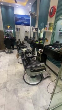 غراض حلاقه للبيع كامله بدون مري و شاشه  وباقي كلشي للبيع  كراسي عدد 4 ...