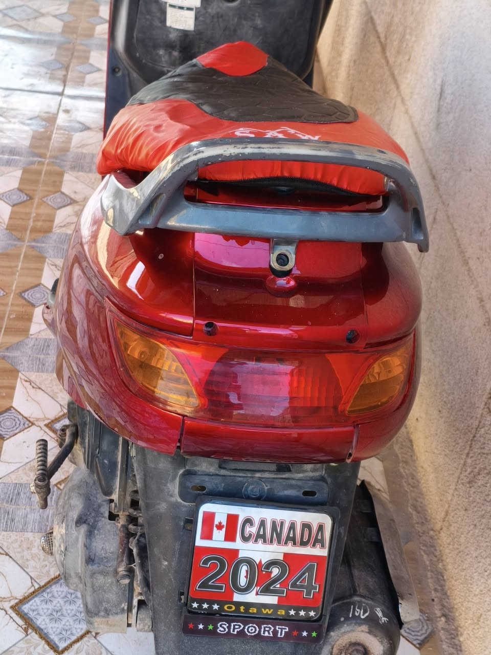 السلام عليكم دراجه للبيع فراشه (حاويه للبيع) مابيه ي نقص كامله من كهربائيات 
تجي تفحص وتشوف كبال عينك
مامفتوحه ولا مره البصره قضاء المدينه بني منصور منطقة الچري
حياكم الله *********** السعر 650 وبيه مجال حك جيه
