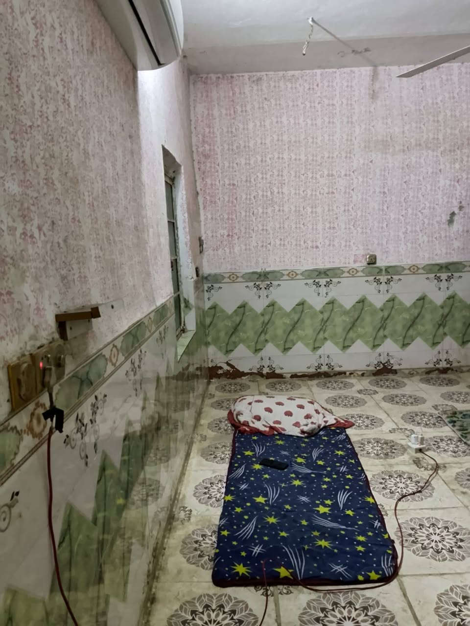 بيت مساحته 200متر بل قادسيه بجبيسه سعر65بيه مجال  البيت كامل تعال وكعد بيت نضيف التصال ‏‏‪0770 552 0723‬‏

