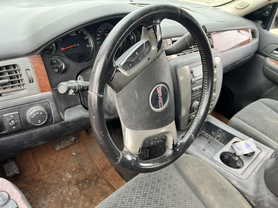 ت
ادوات جمسي يوكن موديل 2008
بية كصة لية خلفية سعرة60$وبية مجال حك جيتك 

‭0770 788 5405‬
