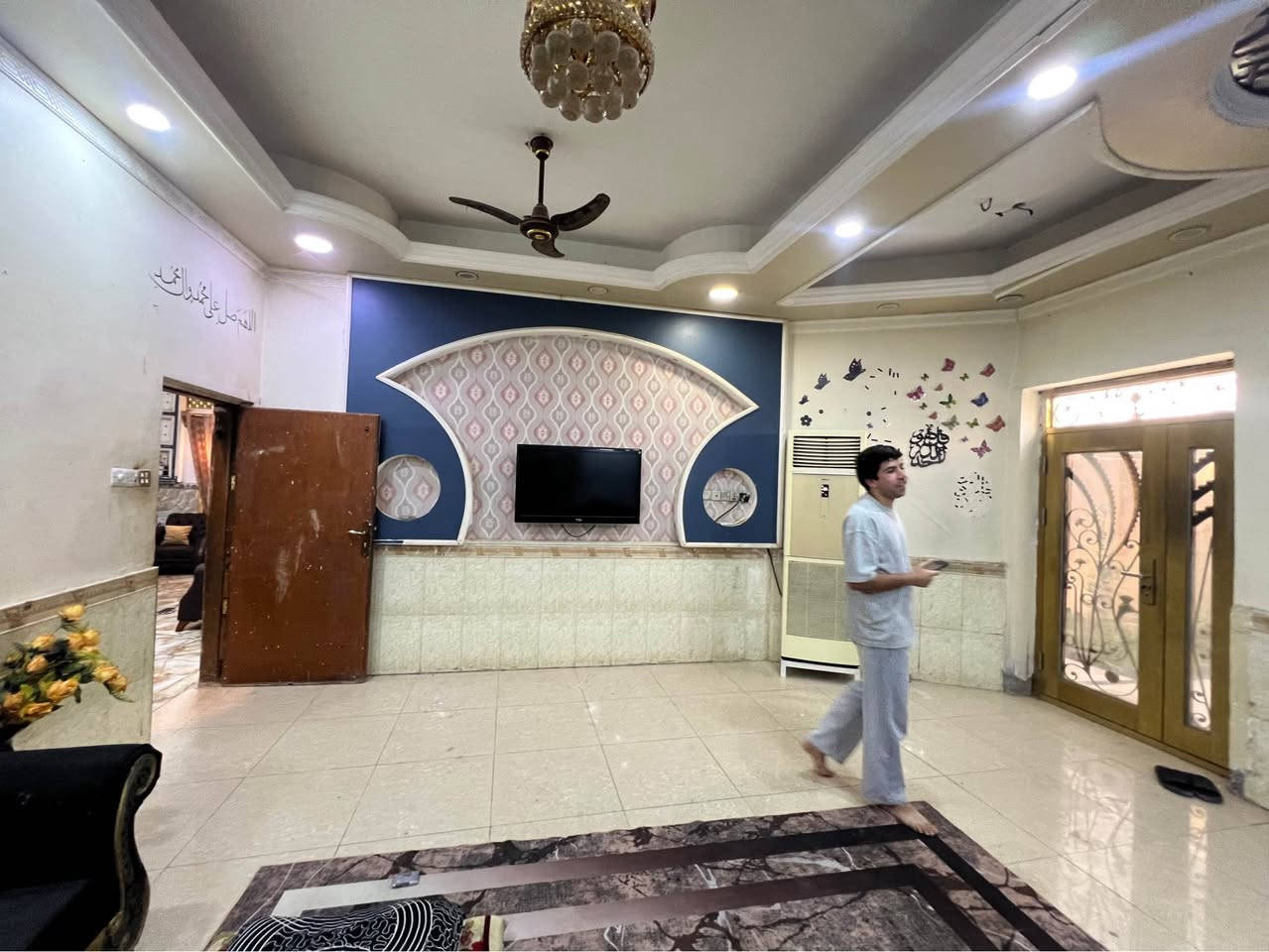 بيت للبيع الجزيرة لسربه يم محلات محمود شبر غرفتين وصاله ومطبخ وديوانيه وصحيات داخليه وخارجيه خريطه درجه اولى البيت  المساحه٢٧٥  متر  وبي فضله ٦٠ متر
السعر ١٦٠ وبي مجال
*********** البصرة, العراق
