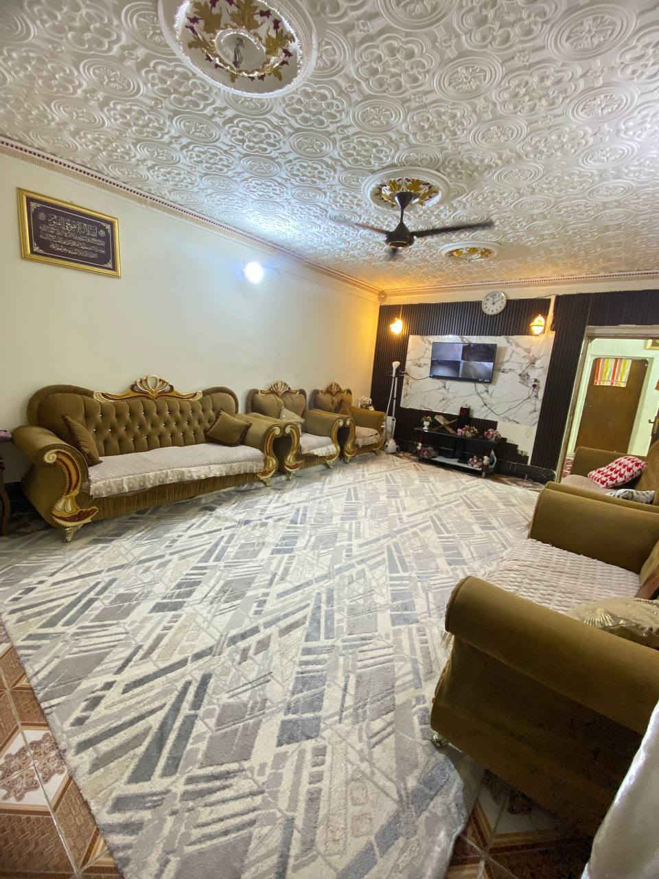 السلام عليكم
دار للبيع مكان حي الخليج  مساحه 200م طابو صرف يحتوي على طارمه كبيره وديوانيه وصاله ومطبخ وغرف نوم العدد2 بناء بلوك للاستفسار الاتصال على الرقم ***********
