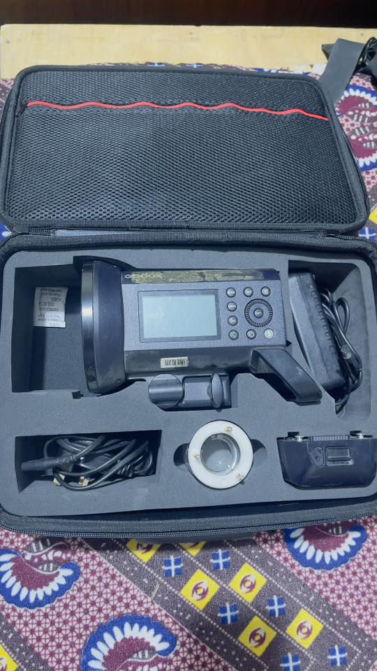 سلام عليكم احبتي عندي اضائه 400 برو 
جديده استخدام مرتين فقط  وضميتهه 
لكيت بطاريه مالتهه هابطه لين متروكه 
رايدهه ب 300 الف مكاني بغداد مدينه 
كل غراضهه موجوده.    ***********
